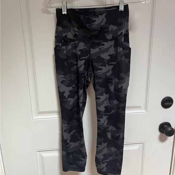 All in motion pockets high rise camo leggings size xs - Picture 1 of 4